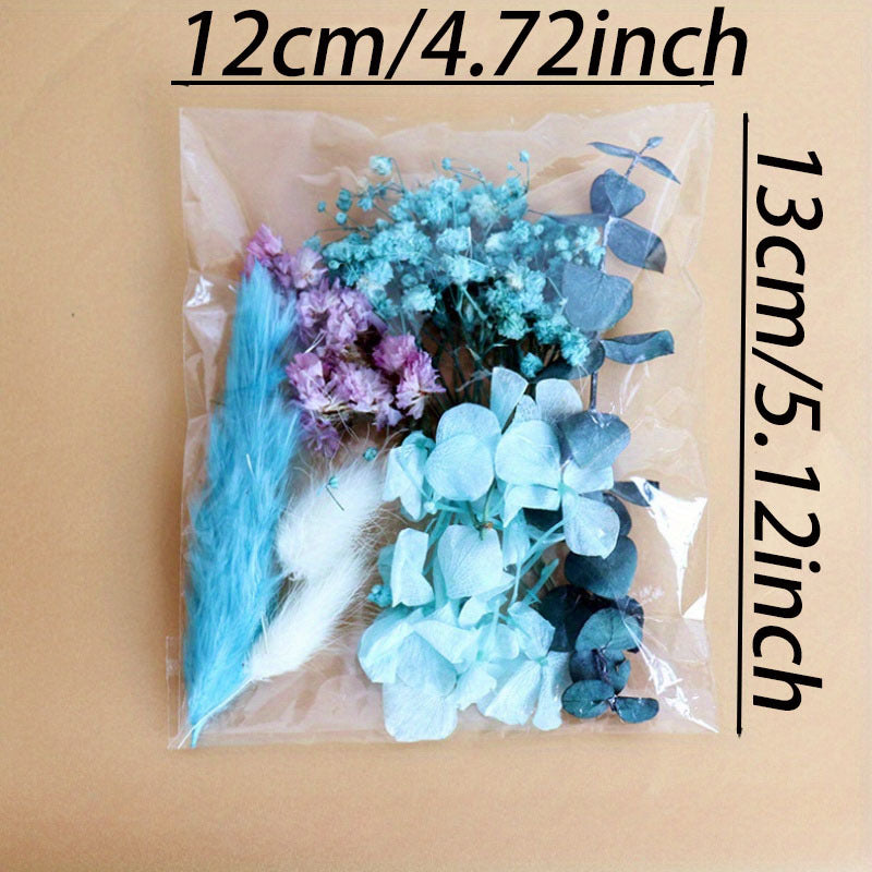 Ассорти цветов, сохраненные материалы и эпоксидные смолы для DIY цветочных проектов.