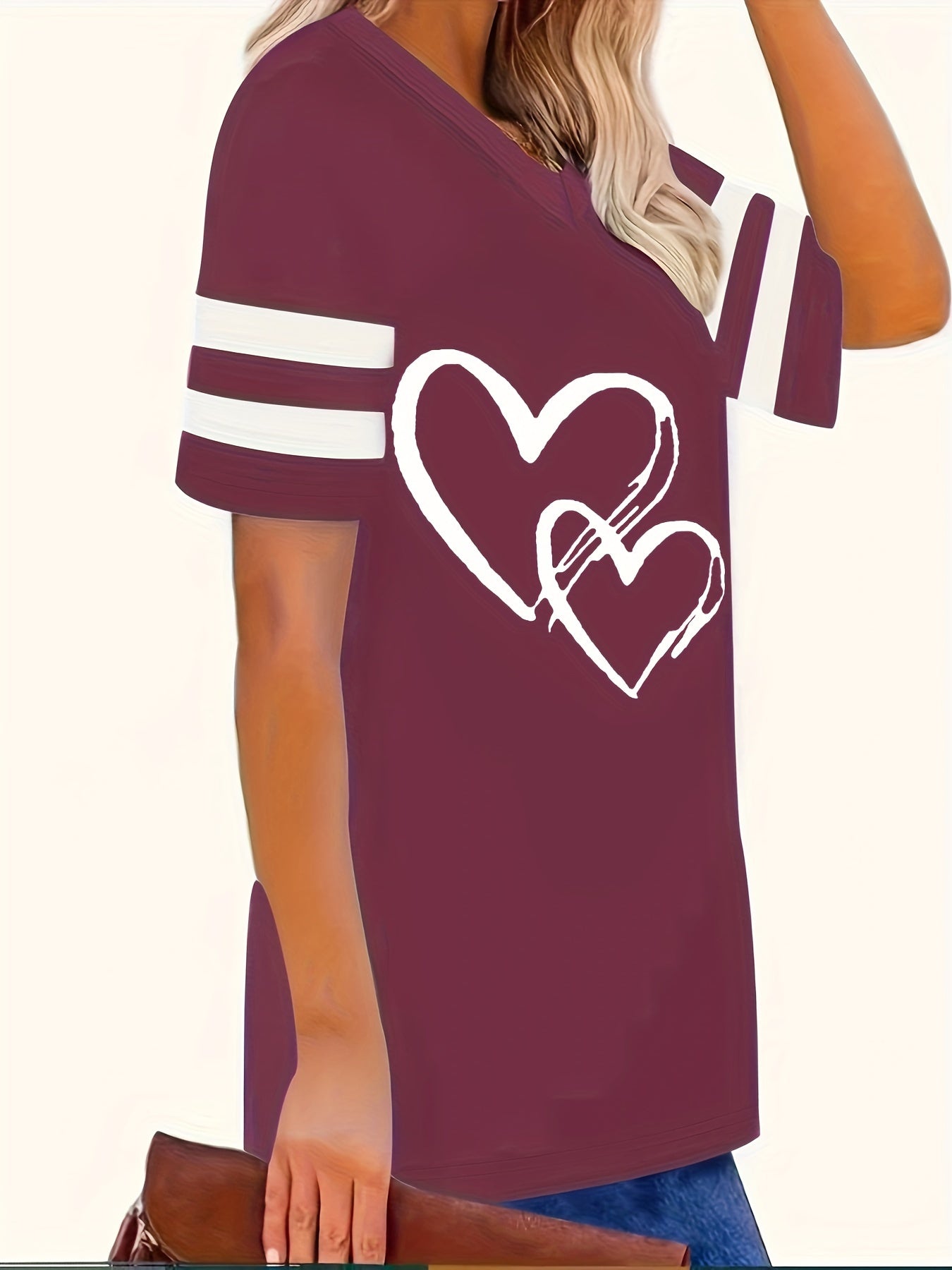 Plus o'lcham ayollar uchun V-yuqa qisqa ko'ylak bilan yurak bosma bahor yoz