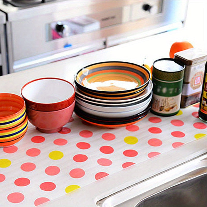 LattBy ning suv o'tkazmaydigan va namlikka chidamli javon qoplamasi bilan yuzalaringizni himoya qiling. Ushbu yopishqoq bo'lmagan, tozalash oson bo'lgan tortma mato oshxona shkaflari, poyabzal saqlash va boshqa ko'plab joylar uchun juda mos keladi.