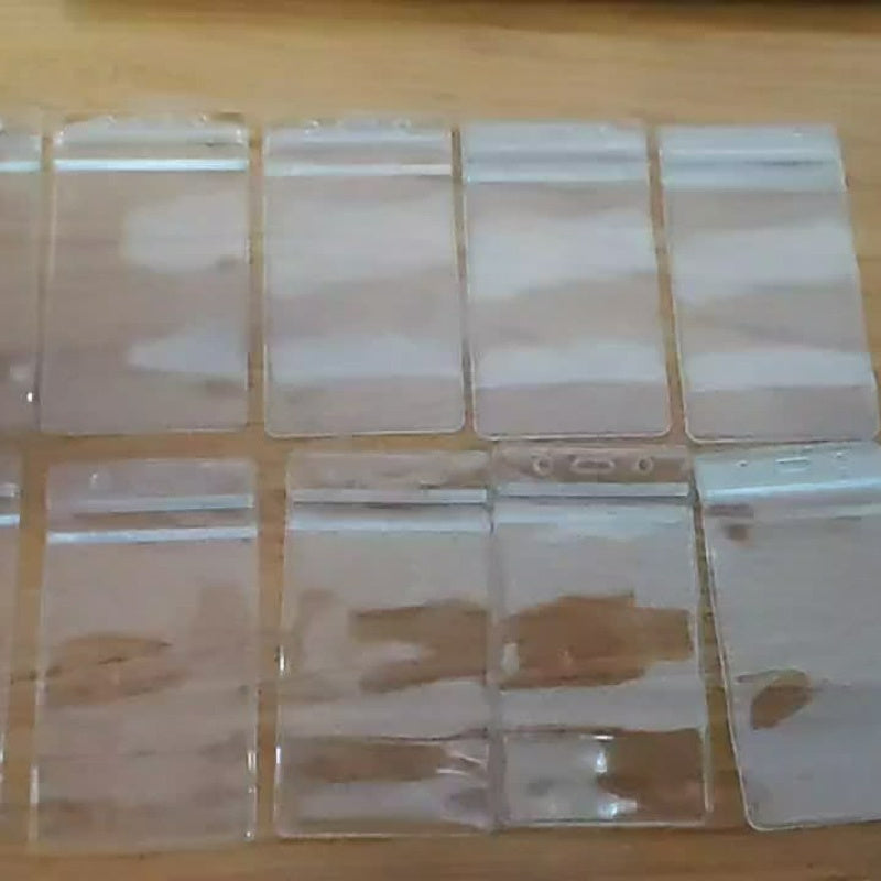 Turli kartalar uchun 3 ta, 5 ta va 10 ta to'plamda mavjud bo'lgan mustahkam suv o'tkazmaydigan PVC kartochka ushlagich himoya qoplamalari.