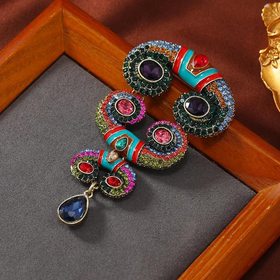 Vintage Style Rhinestone Baroque Horns Brooch for Sweater and Clothing Decoration