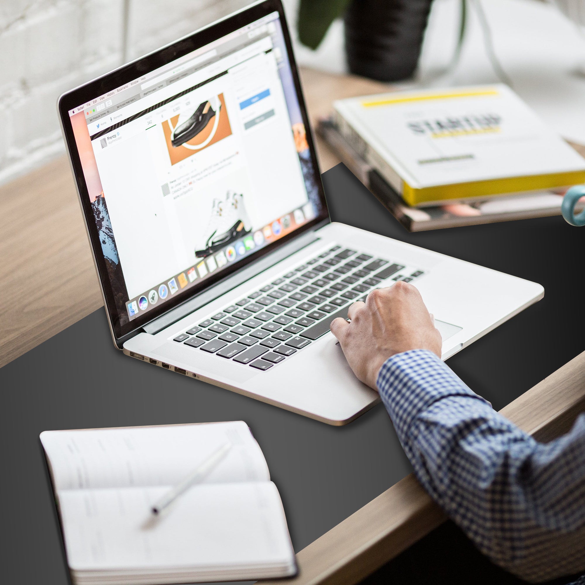 Нескользящий кожаный коврик для стола из ПУ, водо- и маслостойкий, для офиса и дома, доступен в двух размерах