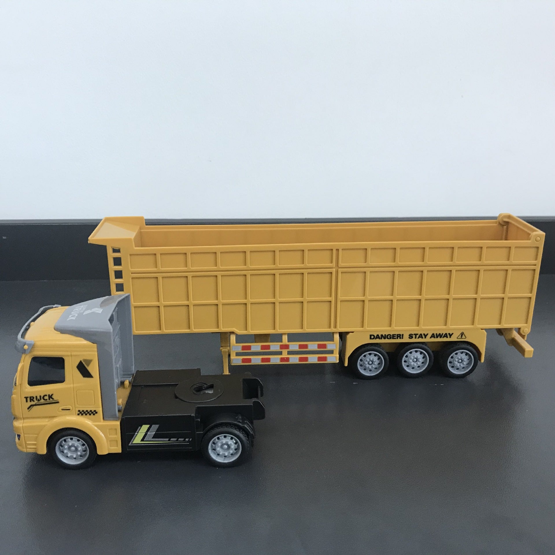 Yellow Plastic Toy Semi-Trailer Truck for Engineering Dump and Oil Tanker for Boys 3+