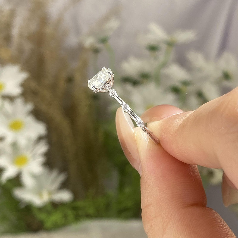 Zarif gippoallergen 925 sterling kumush moissanit halqasi, g'oz tuxum shaklida, 1-2ct Premium Sense ayollar uchun. Taklif, to'y, nikoh yoki 14-fevral sovg'asi sifatida mukammal. Moissanit sertifikati va chiroyli sovg'a qutisi bilan birga keladi.