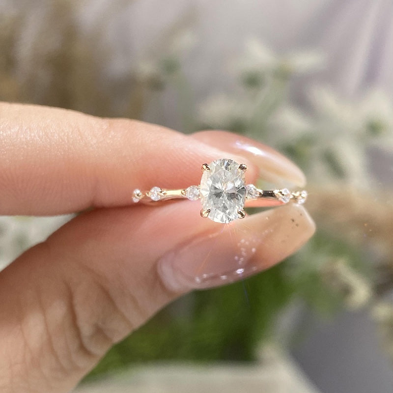 Zarif gippoallergen 925 sterling kumush moissanit halqasi, g'oz tuxum shaklida, 1-2ct Premium Sense ayollar uchun. Taklif, to'y, nikoh yoki 14-fevral sovg'asi sifatida mukammal. Moissanit sertifikati va chiroyli sovg'a qutisi bilan birga keladi.