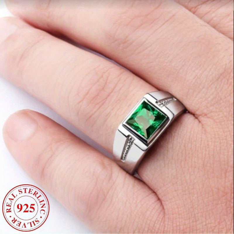 Vintage keng dizaynli uzuk, 925 sterling kumushga o'rnatilgan rangli kvadrat zirkoniya inlay bilan, ajoyib asar yaratadi.