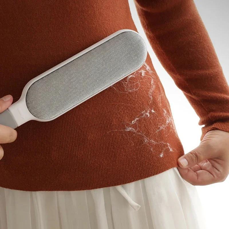 "Uzoq tutqichli ikki tomonlama qayta ishlatiladigan to'kma cho'tka, qo'lda elektrostatik uy hayvonlari sochlarini olib tashlash vositasi - gilamlar, itlar, mushuklar, kiyimlar, divanlar, mebellar, yotoq to'saklari uchun - tozalash vositasi"