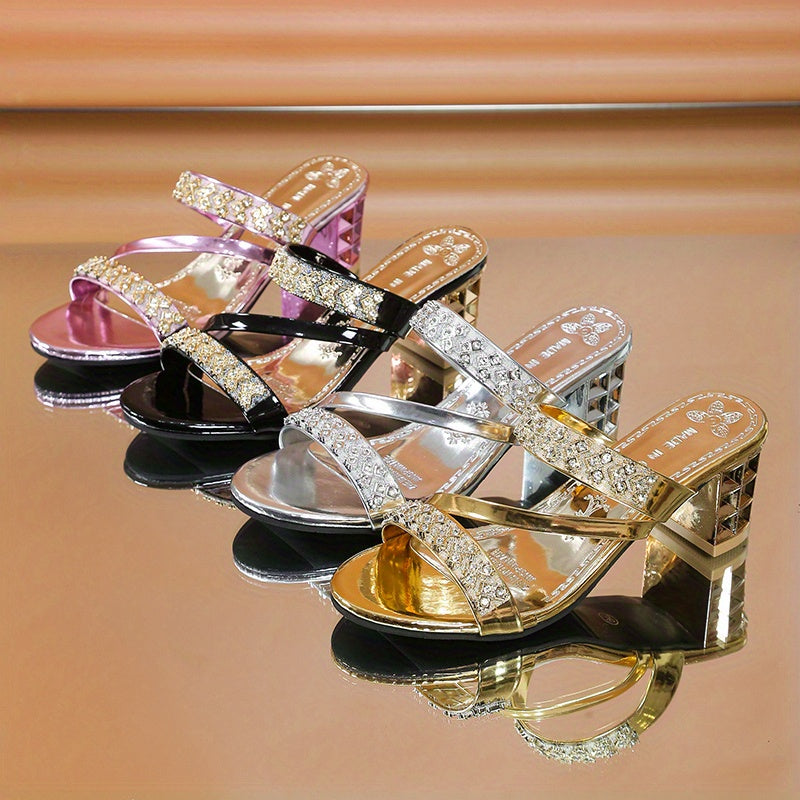 Yozgi qulaylik va hashamat uchun rhinestone bezaklari, soxta qoplamali o'rtacha blokli tovonlar va shpilka taglikka ega ochiq barmoqli oltin sandallar.