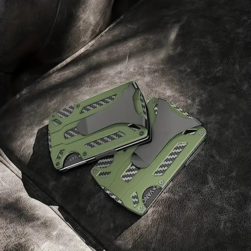 Yengil va zamonaviy RFID-blokirovka qiluvchi hamyon erkaklar uchun mo'ljallangan. Kredit kartalari uchun joylar va pul klipi bilan old tomondan cho'zilgan dizayn. Mustahkam alyuminiy qotishmasidan tayyorlangan. Otangiz uchun mukammal sovg'a.