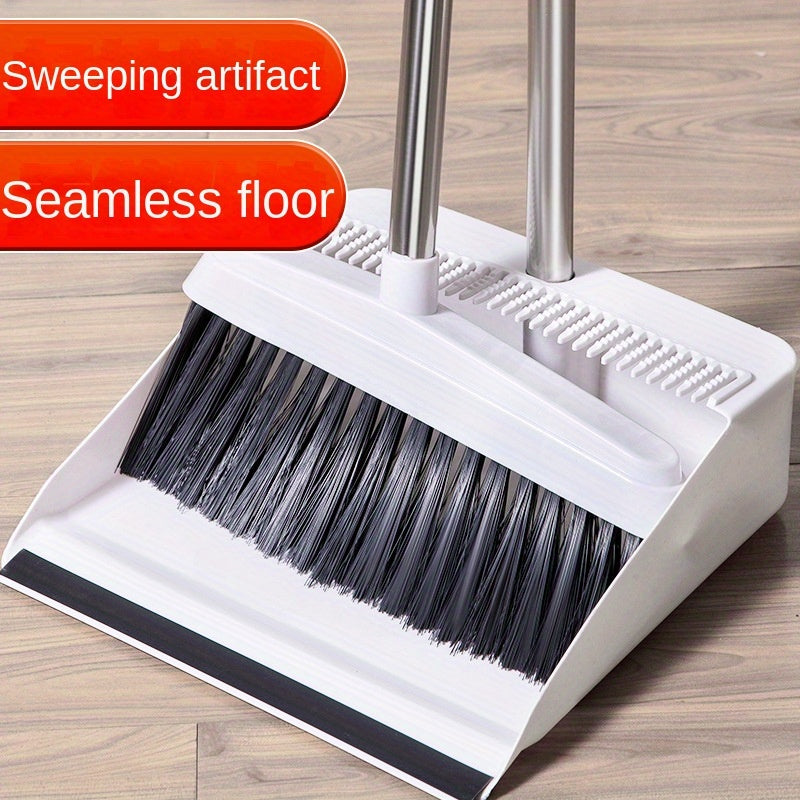 Набор для уборки ванной и кухни, включая веник, совок, мягкую щетку и бытовые чистящие средства.