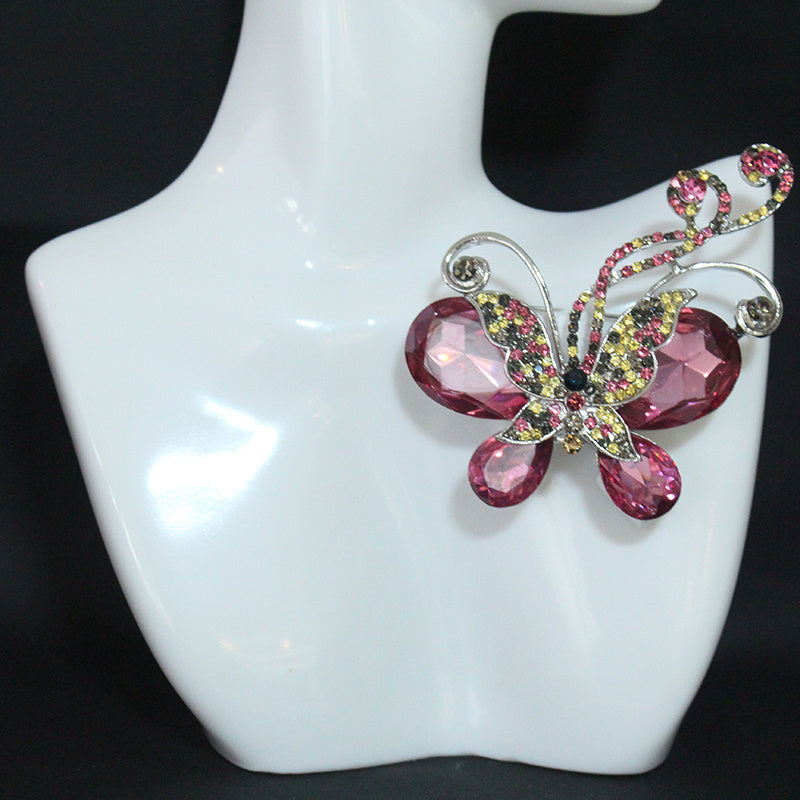 Ayollar kiyim aksessuarlari uchun shisha bilan bezatilgan kapalak shaklidagi lapel pin