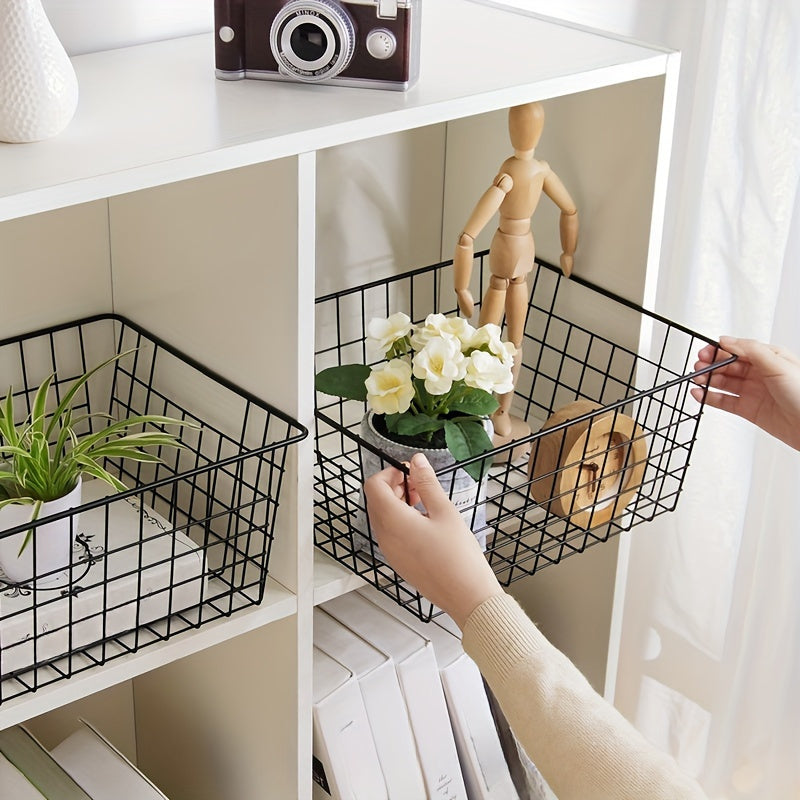 Корзина для хранения LattBy Metal - популярный выбор для организованного пространства - отлично подходит для столов, косметики и многого другого. Изготовленная из железного материала, эта маленькая прямоугольная органайзер - необходимая вещь.