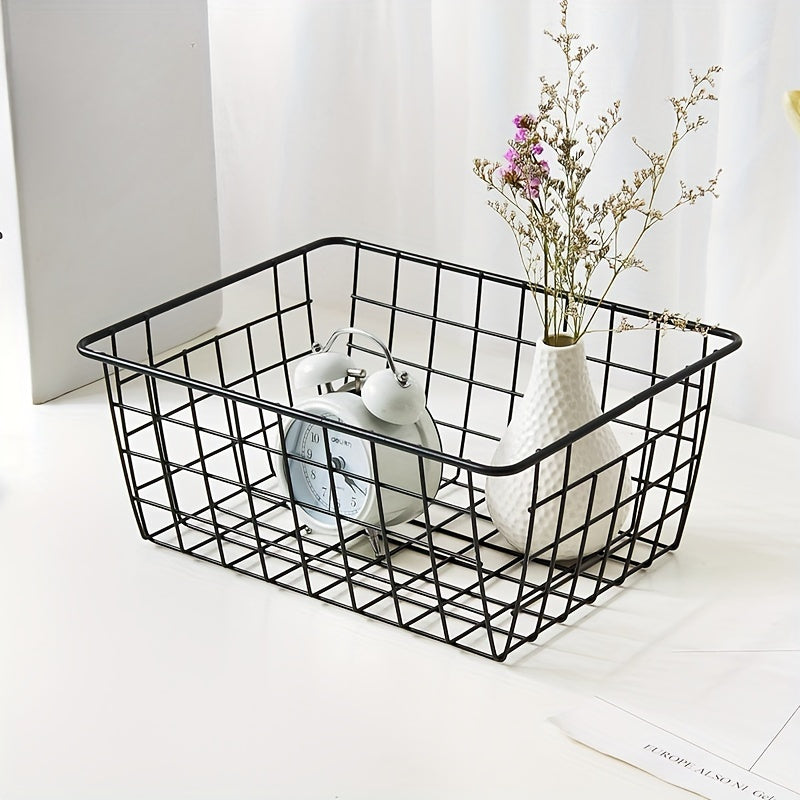 Корзина для хранения LattBy Metal - популярный выбор для организованного пространства - отлично подходит для столов, косметики и многого другого. Изготовленная из железного материала, эта маленькая прямоугольная органайзер - необходимая вещь.