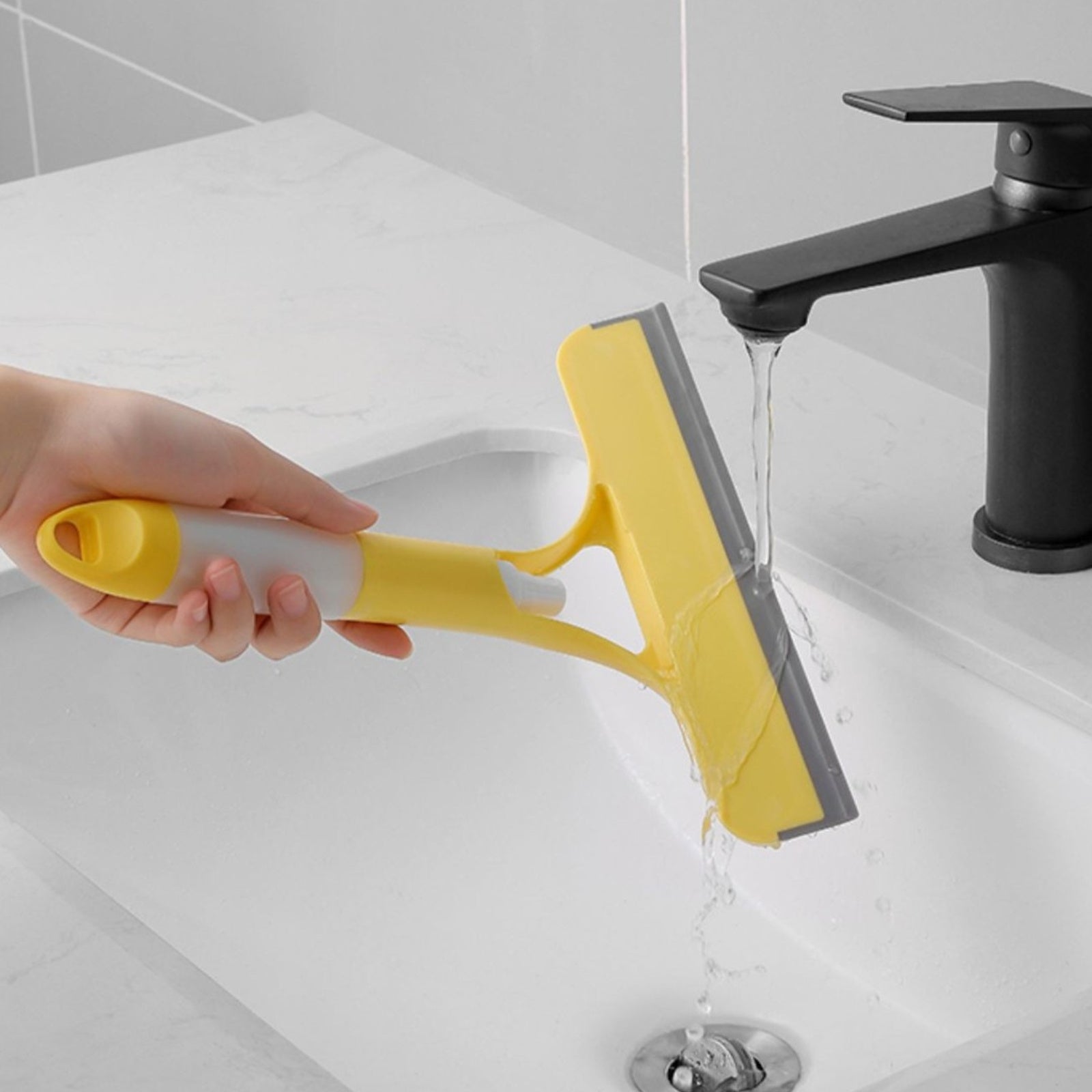 Rascador de limpieza de cristales con pulverizador integrado para ventanas, espejos y parabrisas