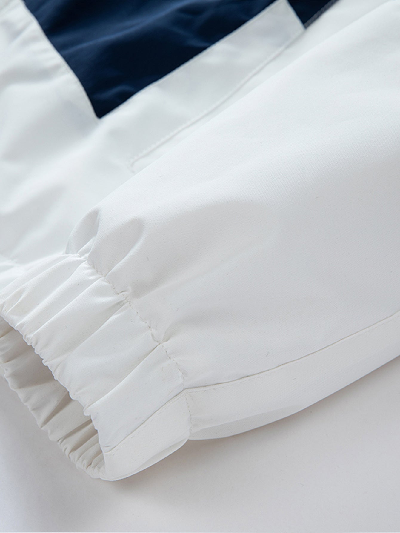 Erkaklar uchun kapüşonli fermuarlı jaket, rangli blok dizayni bilan, ish va ochiq havoda faoliyatlar uchun keng kesimda, polyesterdan tayyorlangan.