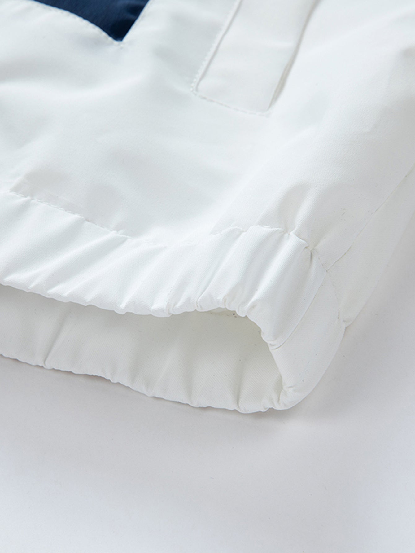 Erkaklar uchun kapüşonli fermuarlı jaket, rangli blok dizayni bilan, ish va ochiq havoda faoliyatlar uchun keng kesimda, polyesterdan tayyorlangan.