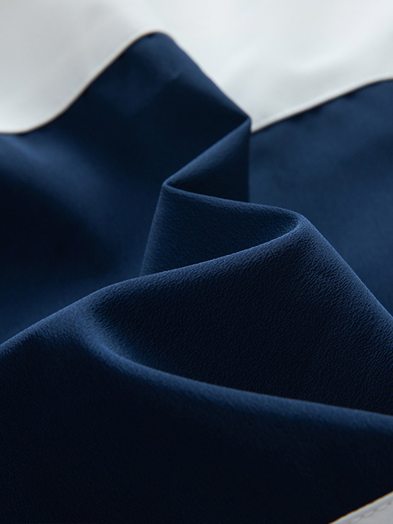 Erkaklar uchun kapüşonli fermuarlı jaket, rangli blok dizayni bilan, ish va ochiq havoda faoliyatlar uchun keng kesimda, polyesterdan tayyorlangan.