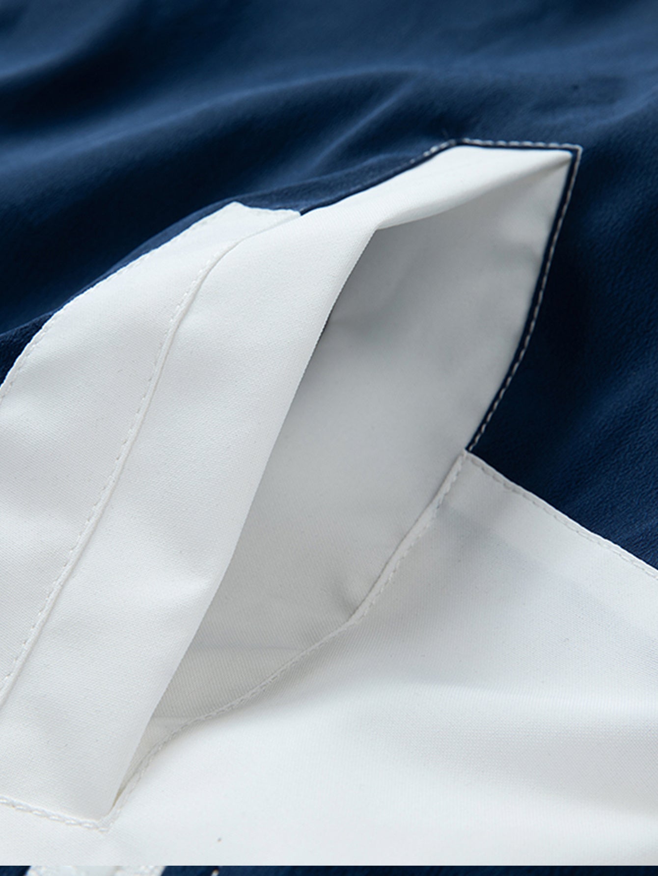 Erkaklar uchun kapüşonli fermuarlı jaket, rangli blok dizayni bilan, ish va ochiq havoda faoliyatlar uchun keng kesimda, polyesterdan tayyorlangan.