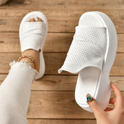 Ayollar uchun oq slayd sandalki, qalin poyabzal, ochiq barmoqli, tekis tagli, past heel