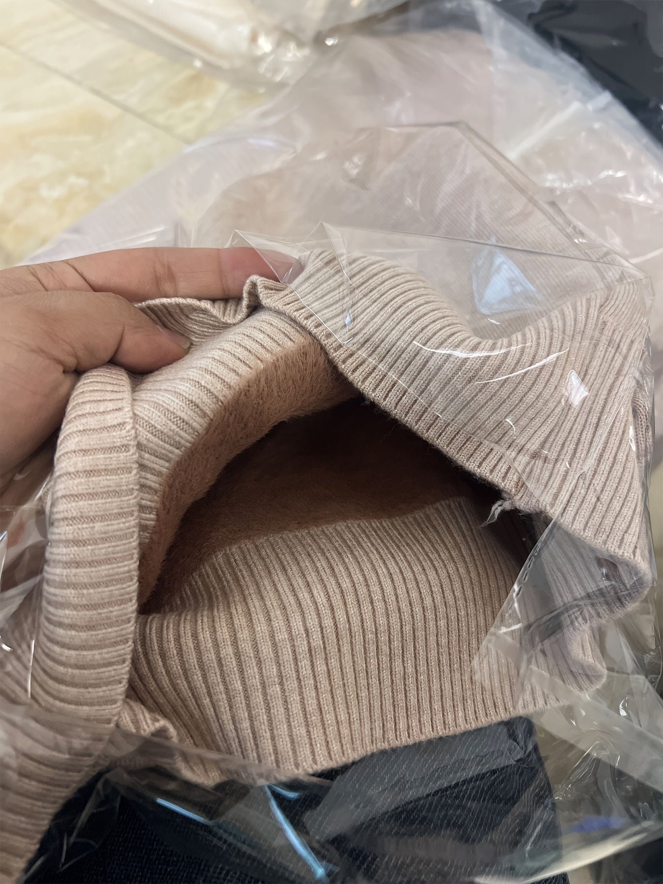 Ayollar uchun yuqori bo'yli qalin flis sviter, qish uchun mukammal. Poliamid, viskoza va polyester aralashmasidan tayyorlangan. Mustahkam rang dizayni, 529g/m² mato og'irligi. Kuz/qish uchun zaruriy buyum.