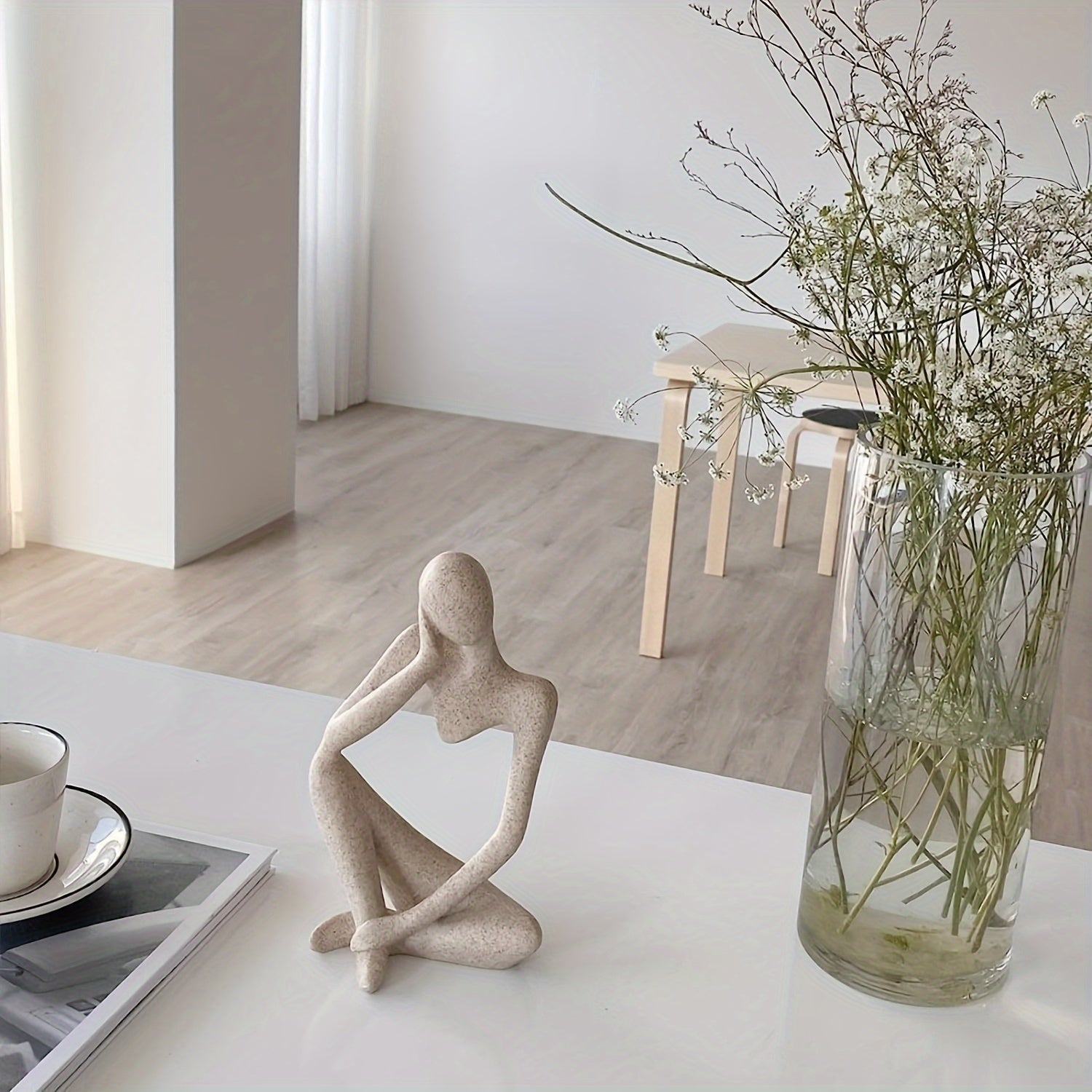 Zamonaviy "O'ylovchi" qatron haykali uy yoki ofis bezaklari uchun. Yashash xonasi ko'rgazmasi uchun mukammal.