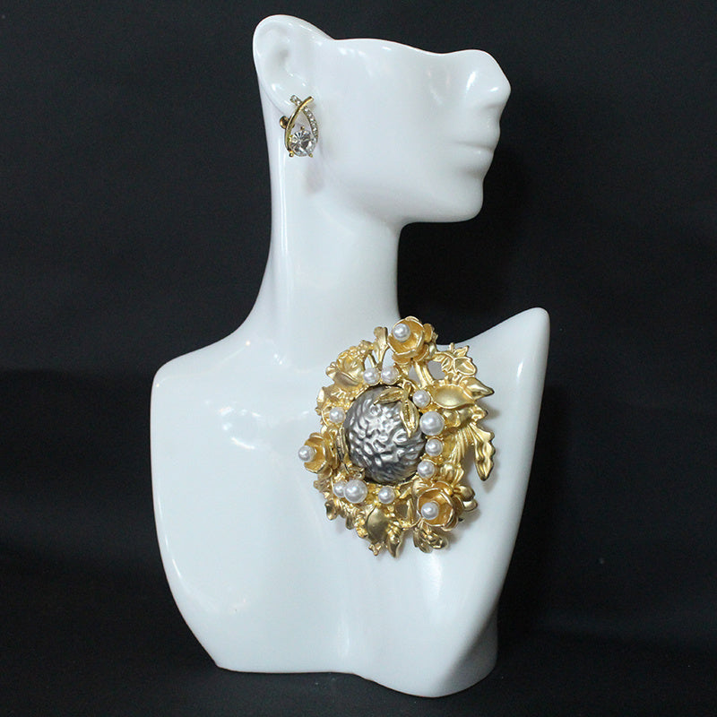 Retro Baroque yuqori darajadagi saroy uslubidagi vintage soxta marvarid brosh, palto yoki jaket to'plamingizga engil hashamat qo'shish uchun mukammal.