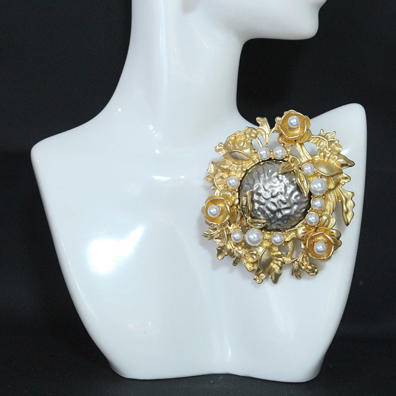 Retro Baroque yuqori darajadagi saroy uslubidagi vintage soxta marvarid brosh, palto yoki jaket to'plamingizga engil hashamat qo'shish uchun mukammal.