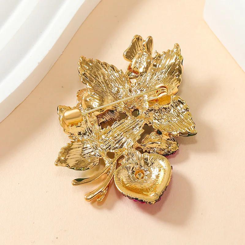 Zarif Vintage-ilhomlangan Rhinestone Brosh, porloq Kristal Berrylar bilan, ayollar va erkaklar uchun mos keladigan hashamatli gullar pinlari - Suv olmoslaridan tayyorlangan qotishmadan.