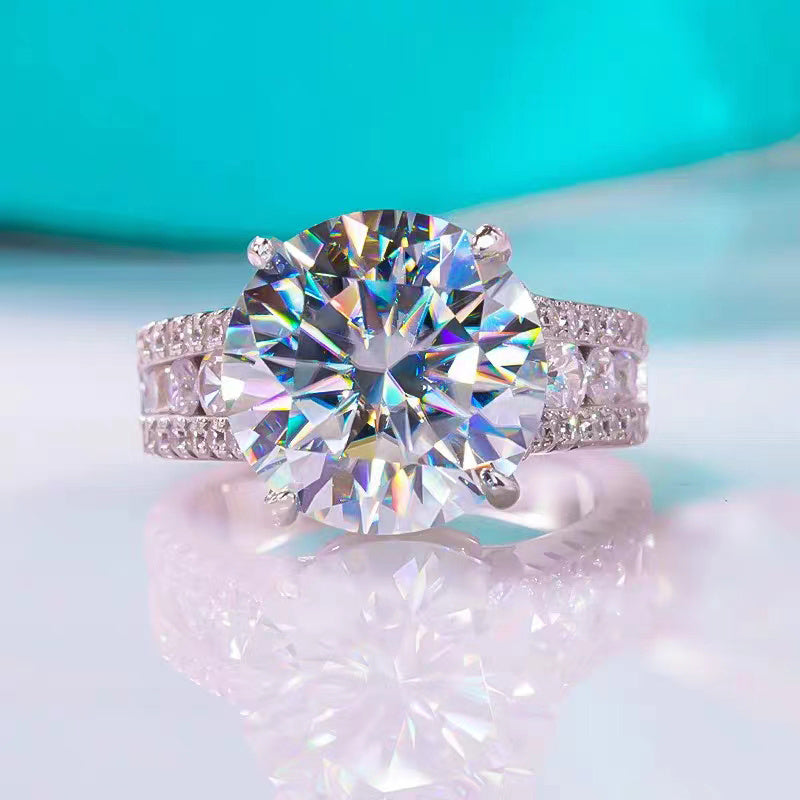 "Luxurious Vintage-style S925 Sterling Silver Moissanite Engagement Ring with 10ct stone, perfect for both Men and Women. This Halo ring features a unique and exquisite design, making it an elegant gift for proposals, weddings, dinner parties, and other"