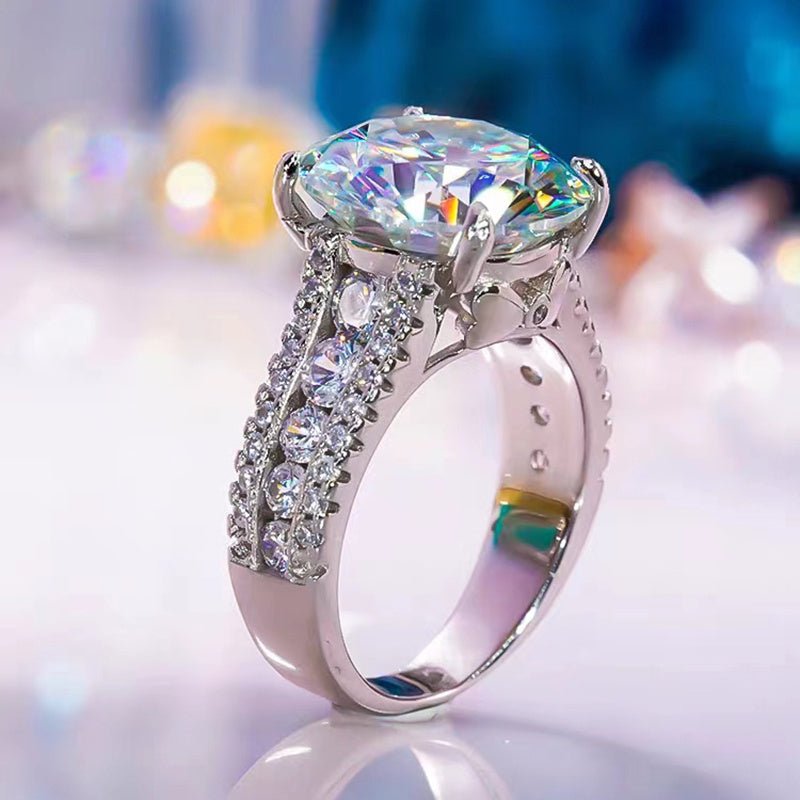 "Luxurious Vintage-style S925 Sterling Silver Moissanite Engagement Ring with 10ct stone, perfect for both Men and Women. This Halo ring features a unique and exquisite design, making it an elegant gift for proposals, weddings, dinner parties, and other"