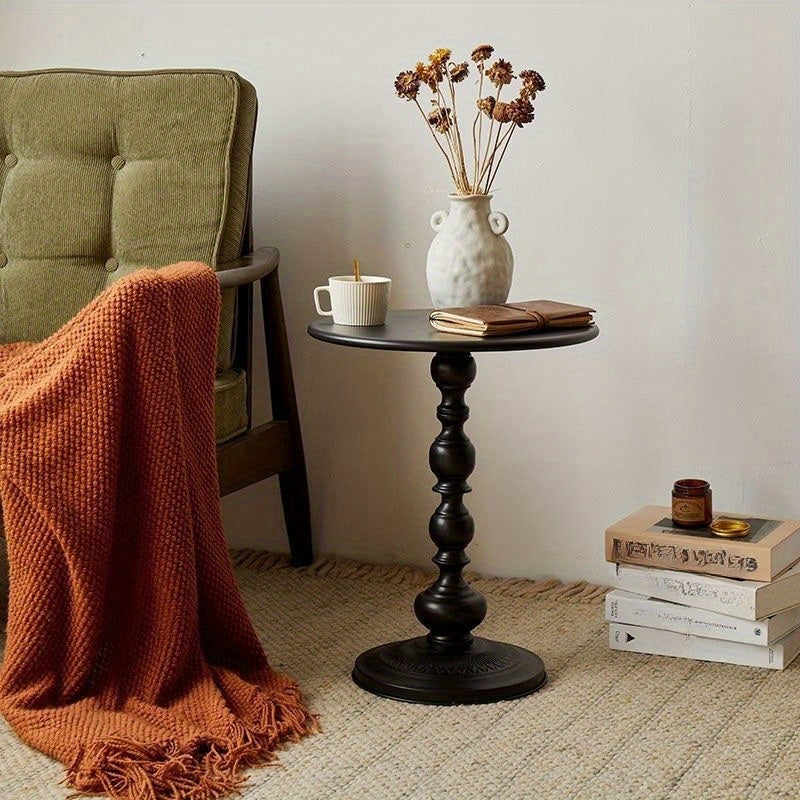 Zamonaviy kichik dumaloq stol yashash xonasi yoki balkon uchun, oddiy temir dizayni va krem rangli shamol bilan. Stolning kengligi 35 sm.