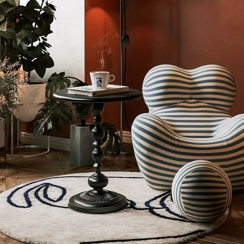 Zamonaviy kichik dumaloq stol yashash xonasi yoki balkon uchun, oddiy temir dizayni va krem rangli shamol bilan. Stolning kengligi 35 sm.