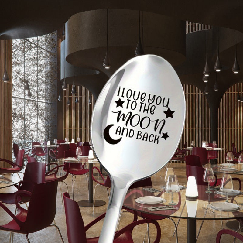 Valyutalar kuni va sovg‘alar uchun "Men sizni Oy va orqaga sevaman" yozuvi bilan zanglamaydigan po‘latdan yasalgan qoshiq, 7.5 dyuym