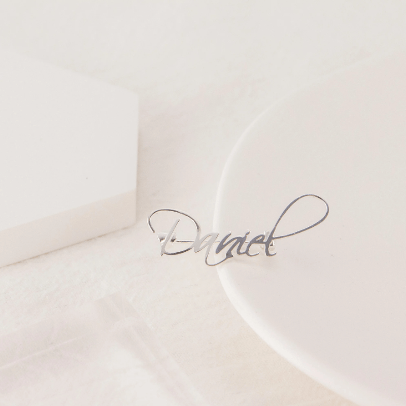 Ayollar va erkaklar uchun shaxsiylashtirilgan zanglamaydigan po'latdan yasalgan ismli brosh pin, Ona kuniga, Sevishganlar kuni, Qizlar to'ylar uchun sovg'a, Otalar kuni