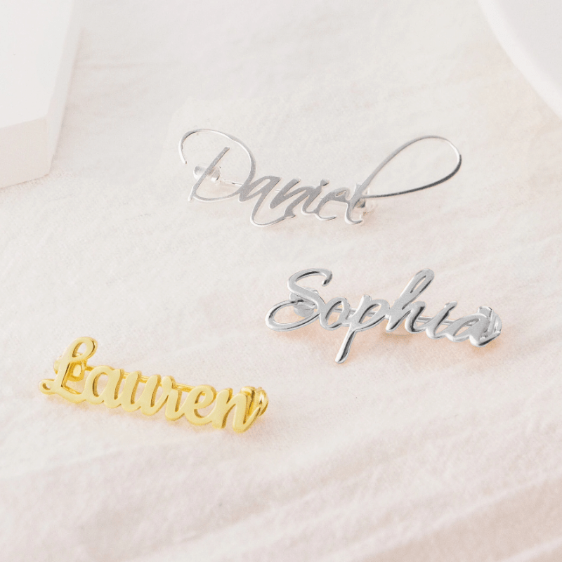 Ayollar va erkaklar uchun shaxsiylashtirilgan zanglamaydigan po'latdan yasalgan ismli brosh pin, Ona kuniga, Sevishganlar kuni, Qizlar to'ylar uchun sovg'a, Otalar kuni