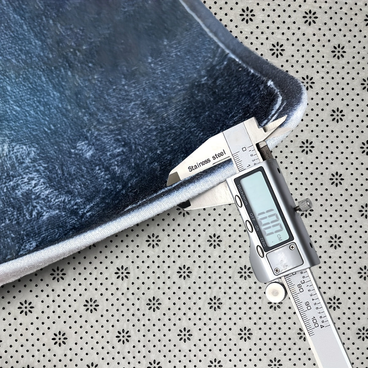 Alfombra de bienvenida con flores en color marrón - Antideslizante, resistente a las manchas de poliéster con respaldo de esponja, ideal para entrada, cocina, sala de estar y más