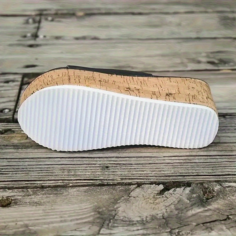 Ayollar uchun qora slayd sandallar, yog'och to'siq bilan, ochiq barmoq, baland to'siq, vegan qoplama tasmasi va yoz uchun platforma uslubi.