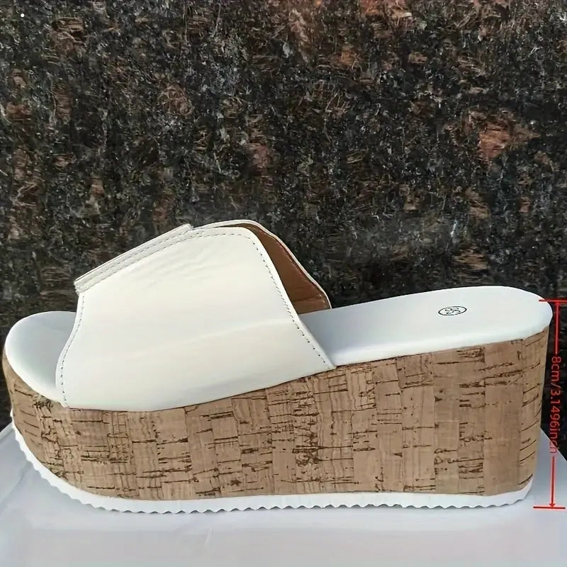 Ayollar uchun qora slayd sandallar, yog'och to'siq bilan, ochiq barmoq, baland to'siq, vegan qoplama tasmasi va yoz uchun platforma uslubi.