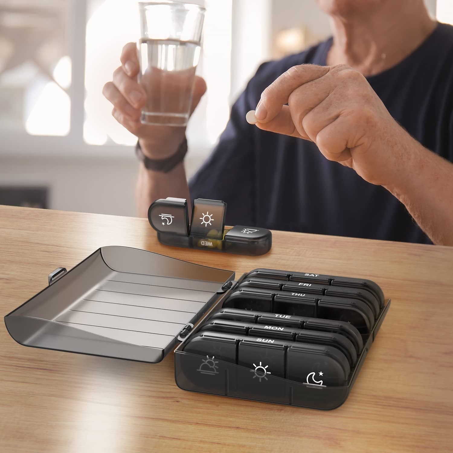 Women Adult Plastic Weekly Pill Organizer 7-Day Medication Case with Light-Proof Compartments