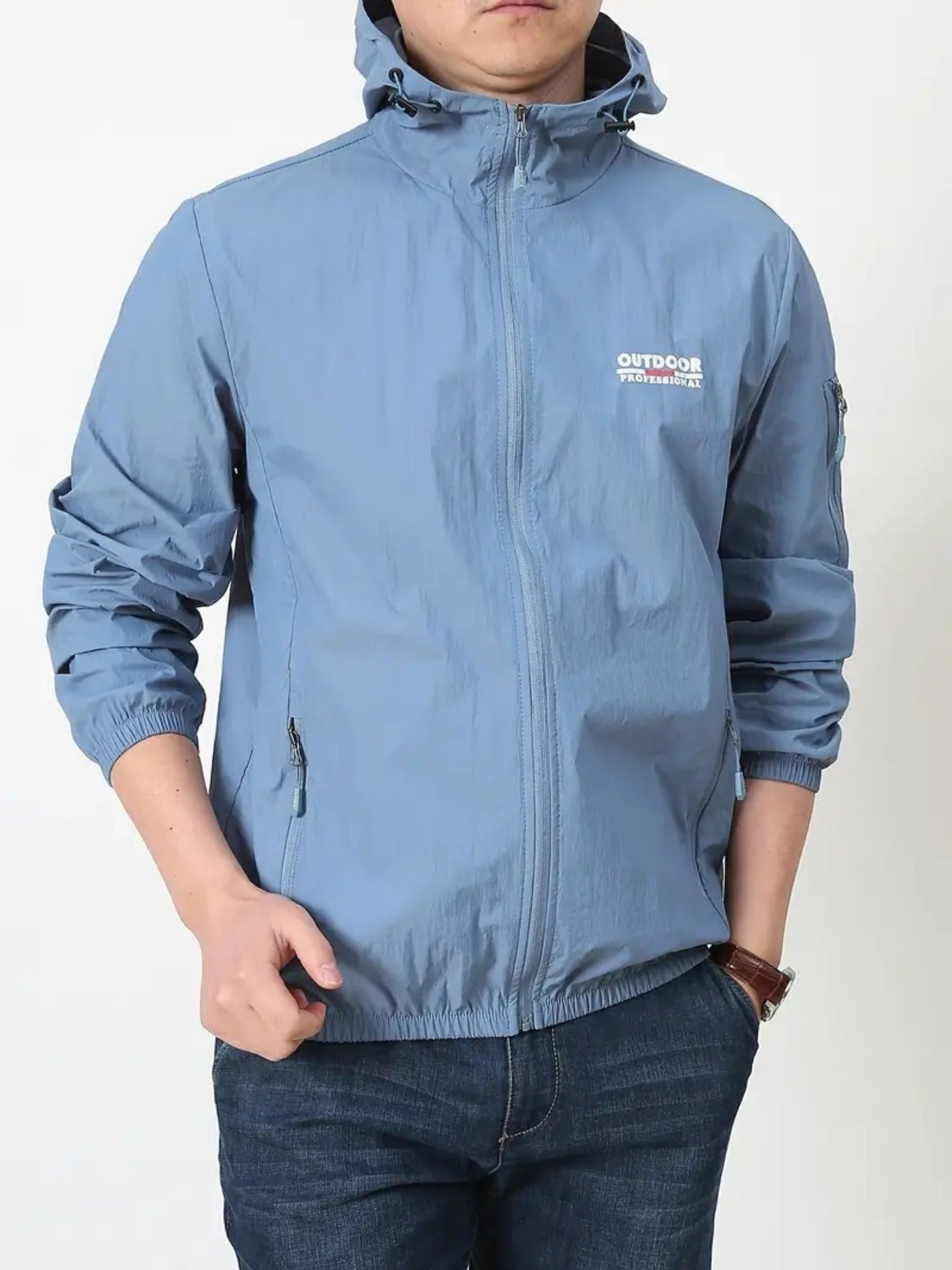 Erkaklar uchun kapüşonli shamol o'tkazmaydigan kurtka, harf bosma bilan, baliq ovlash va ochiq havoda faoliyatlar uchun mukammal, quyoshdan himoya va uslubni ta'minlaydi.