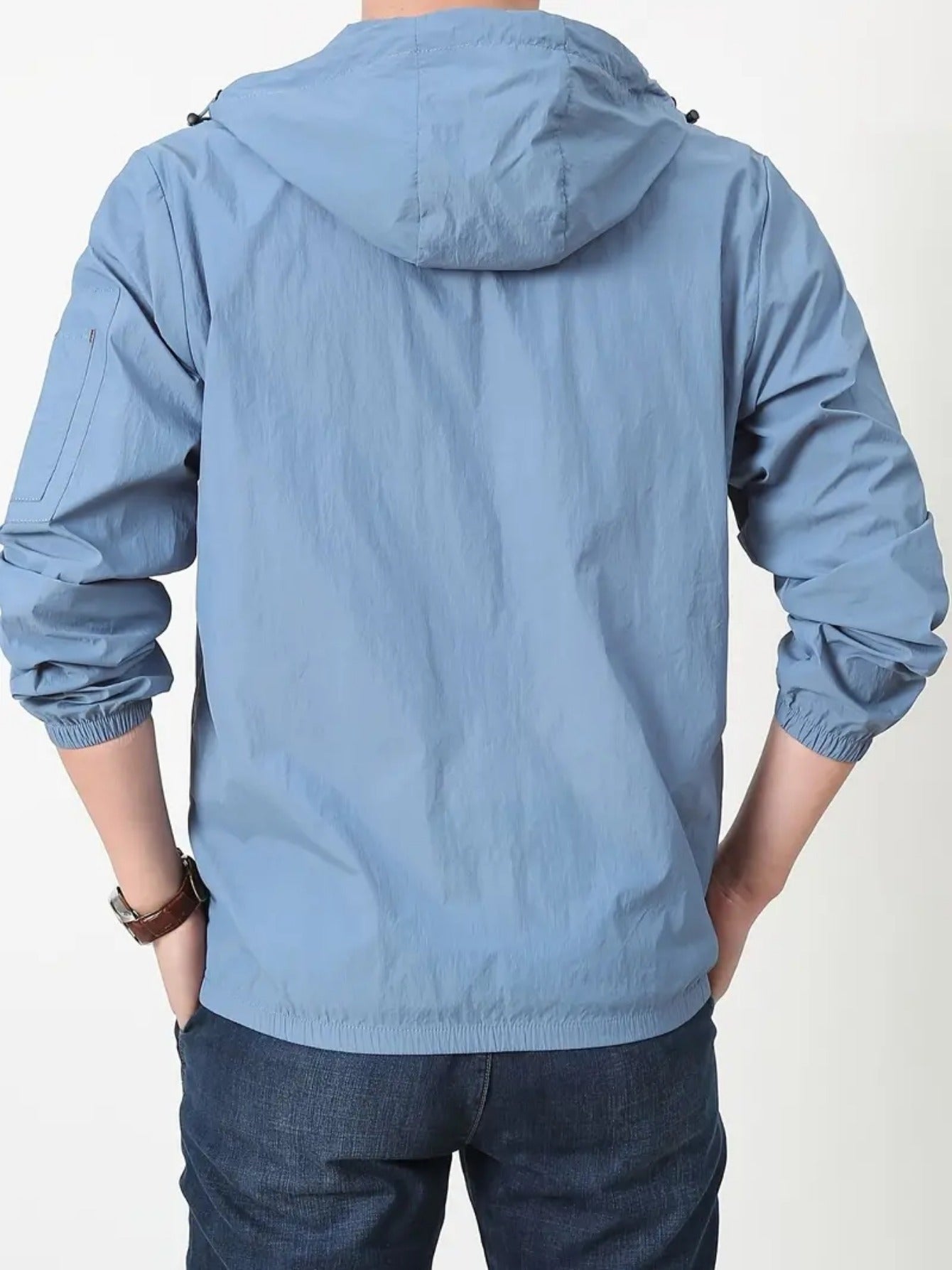 Erkaklar uchun kapüşonli shamol o'tkazmaydigan kurtka, harf bosma bilan, baliq ovlash va ochiq havoda faoliyatlar uchun mukammal, quyoshdan himoya va uslubni ta'minlaydi.