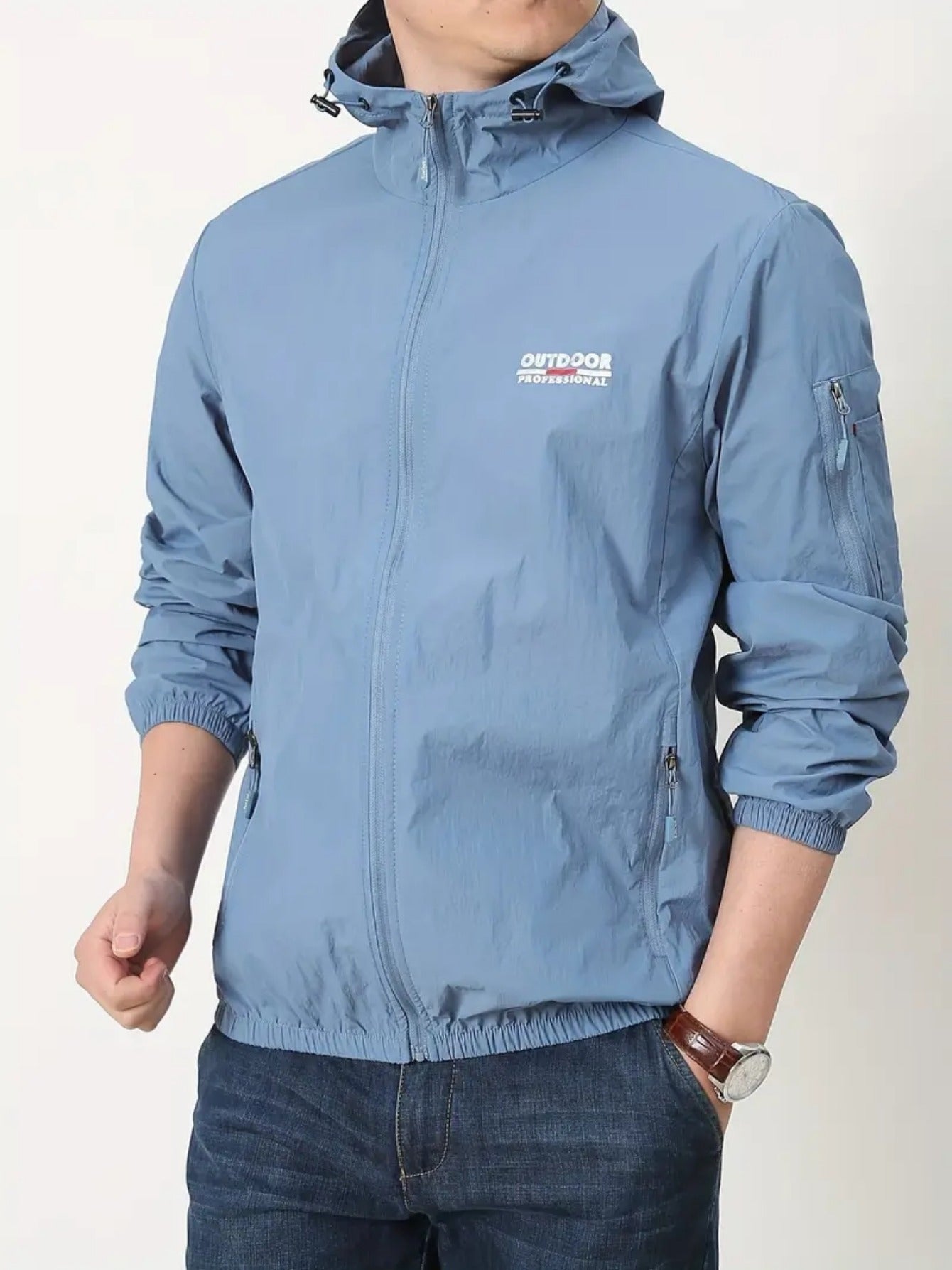 Erkaklar uchun kapüşonli shamol o'tkazmaydigan kurtka, harf bosma bilan, baliq ovlash va ochiq havoda faoliyatlar uchun mukammal, quyoshdan himoya va uslubni ta'minlaydi.