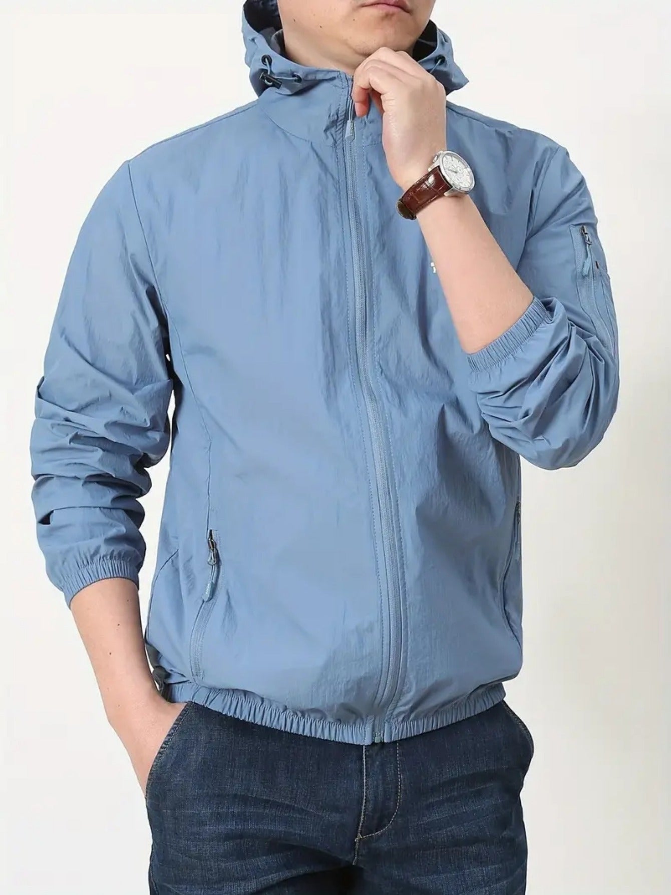 Erkaklar uchun kapüşonli shamol o'tkazmaydigan kurtka, harf bosma bilan, baliq ovlash va ochiq havoda faoliyatlar uchun mukammal, quyoshdan himoya va uslubni ta'minlaydi.