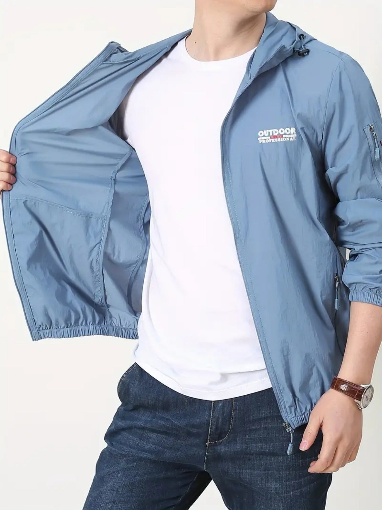 Erkaklar uchun kapüşonli shamol o'tkazmaydigan kurtka, harf bosma bilan, baliq ovlash va ochiq havoda faoliyatlar uchun mukammal, quyoshdan himoya va uslubni ta'minlaydi.