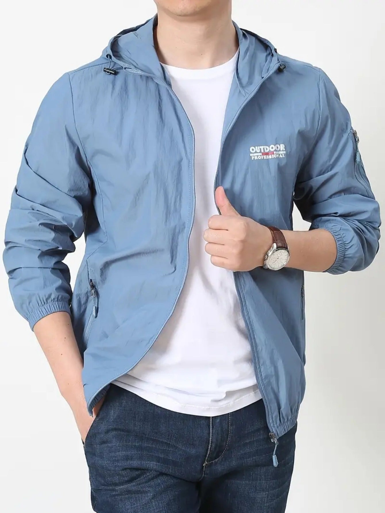 Erkaklar uchun kapüşonli shamol o'tkazmaydigan kurtka, harf bosma bilan, baliq ovlash va ochiq havoda faoliyatlar uchun mukammal, quyoshdan himoya va uslubni ta'minlaydi.