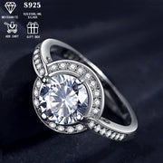 Bu 2ct/3ct Moissanite dumaloq olmosi kesimi dizayni bilan bezatilgan go'zal va ko'p qirrali S925 gipoallergen kumush uzuk. Bu har qanday tadbir uchun, masalan, takliflar, yubileylar, 14-fevral yoki shunchaki kundalik kiyish uchun mukammal sovg'a.