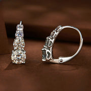 Ushbu ajoyib Moissanite stud sirg'alar bilan nafislik qo'shing, 1.72 karat umumiy og'irlikda vintage 18K oltin qoplamali joylashuvda. 925 sterling kumushdan tayyorlangan ushbu sirg'alar kundalik kiyish yoki maxsus tadbirlar uchun mukammaldir. O'ylangan