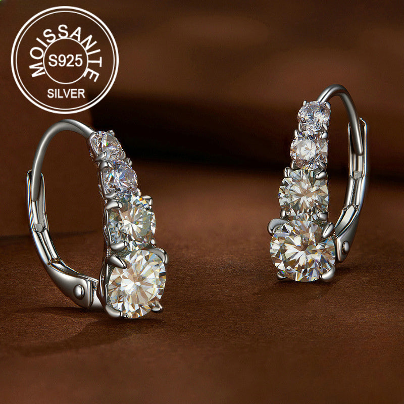 Ushbu ajoyib Moissanite stud sirg'alar bilan nafislik qo'shing, 1.72 karat umumiy og'irlikda vintage 18K oltin qoplamali joylashuvda. 925 sterling kumushdan tayyorlangan ushbu sirg'alar kundalik kiyish yoki maxsus tadbirlar uchun mukammaldir. O'ylangan