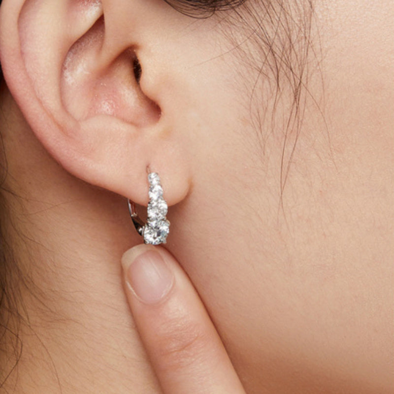 Ushbu ajoyib Moissanite stud sirg'alar bilan nafislik qo'shing, 1.72 karat umumiy og'irlikda vintage 18K oltin qoplamali joylashuvda. 925 sterling kumushdan tayyorlangan ushbu sirg'alar kundalik kiyish yoki maxsus tadbirlar uchun mukammaldir. O'ylangan