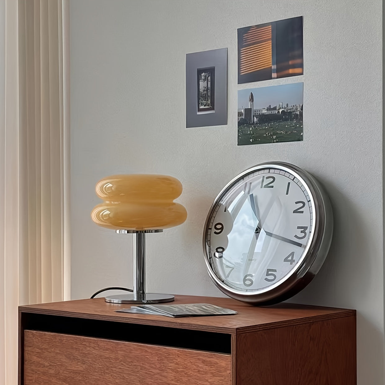 Современная стеклянная настольная лампа с USB-питанием, с функцией регулировки яркости, полированная металлическая основа и тёплый мягкий свет для различных помещений и применений. Идеально подходит для прикроватной тумбочки, настольного декора и спальни.